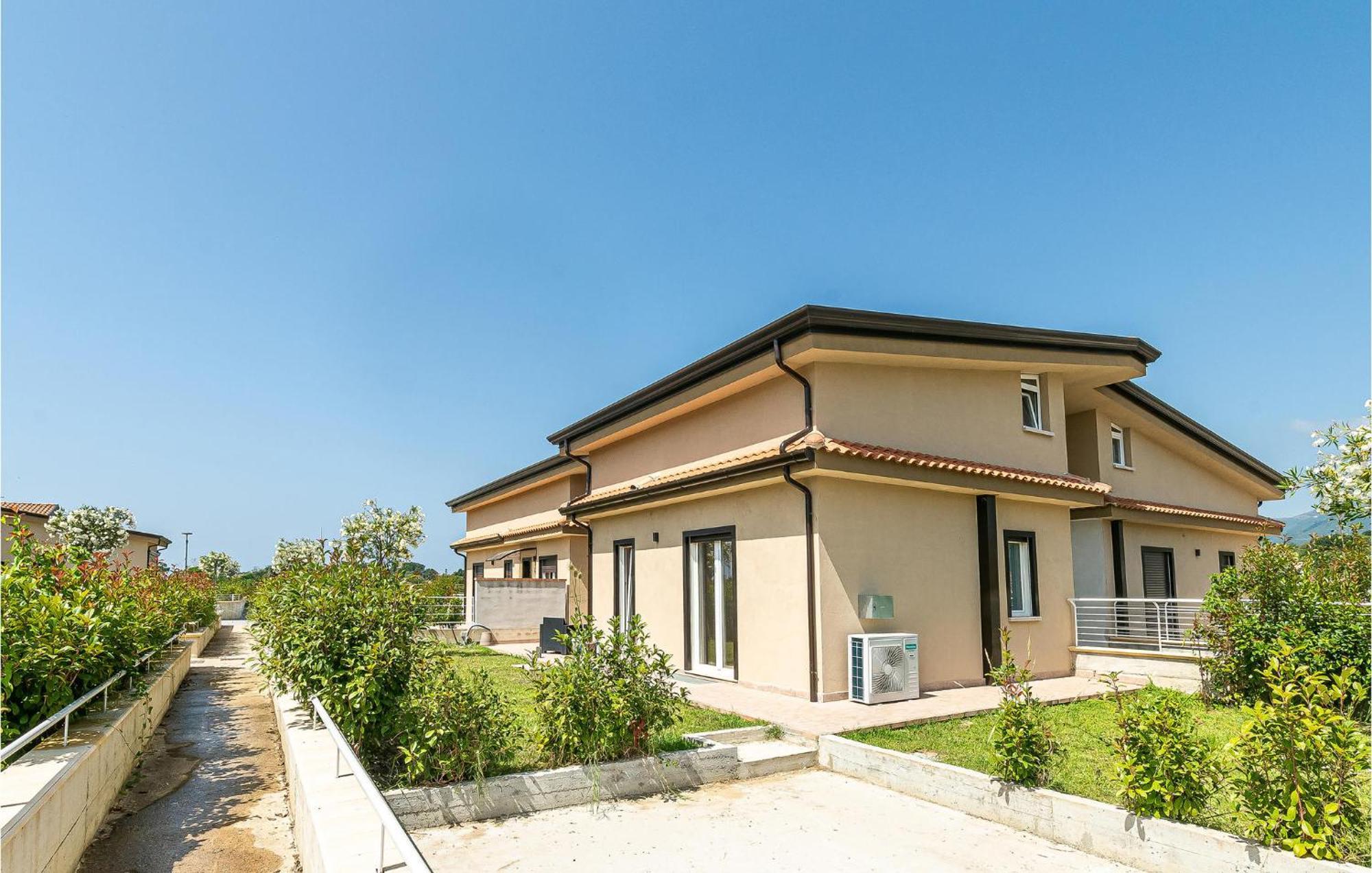 2 Bedroom Beautiful Apartment In Casalvelino กาซัลเวลิโน ภายนอก รูปภาพ
